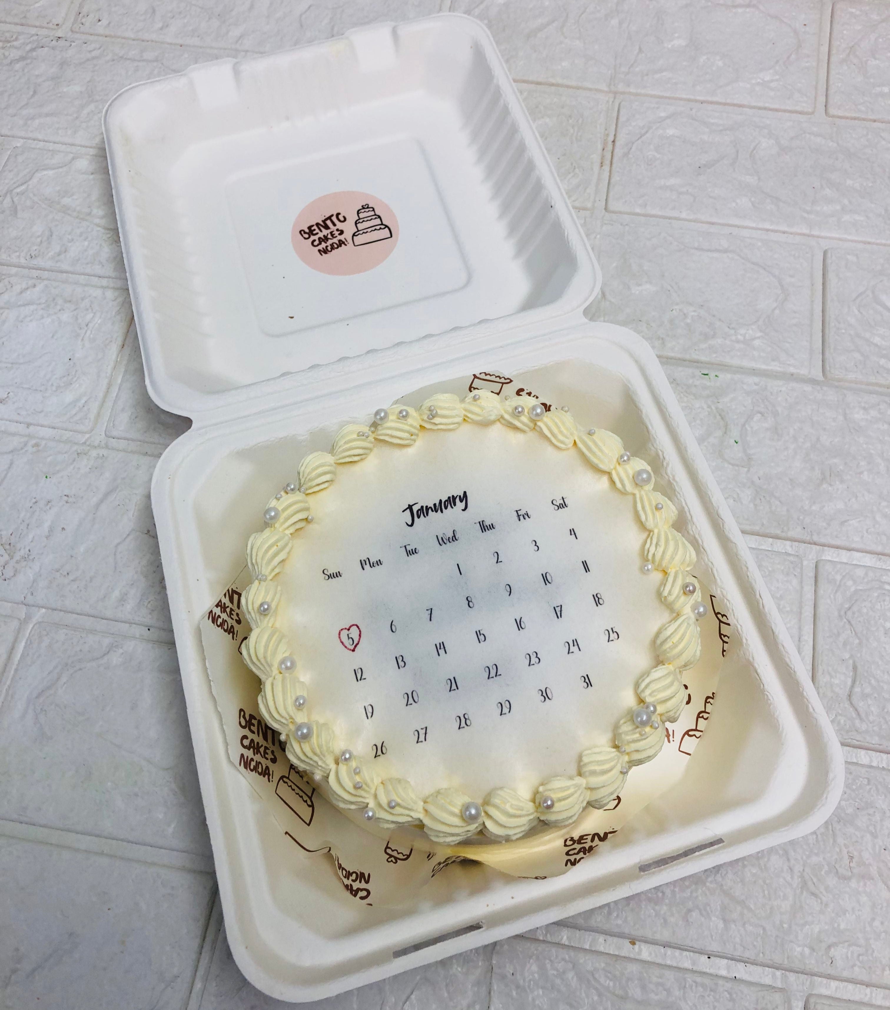 An offwhite calendar theme fine bento cake.