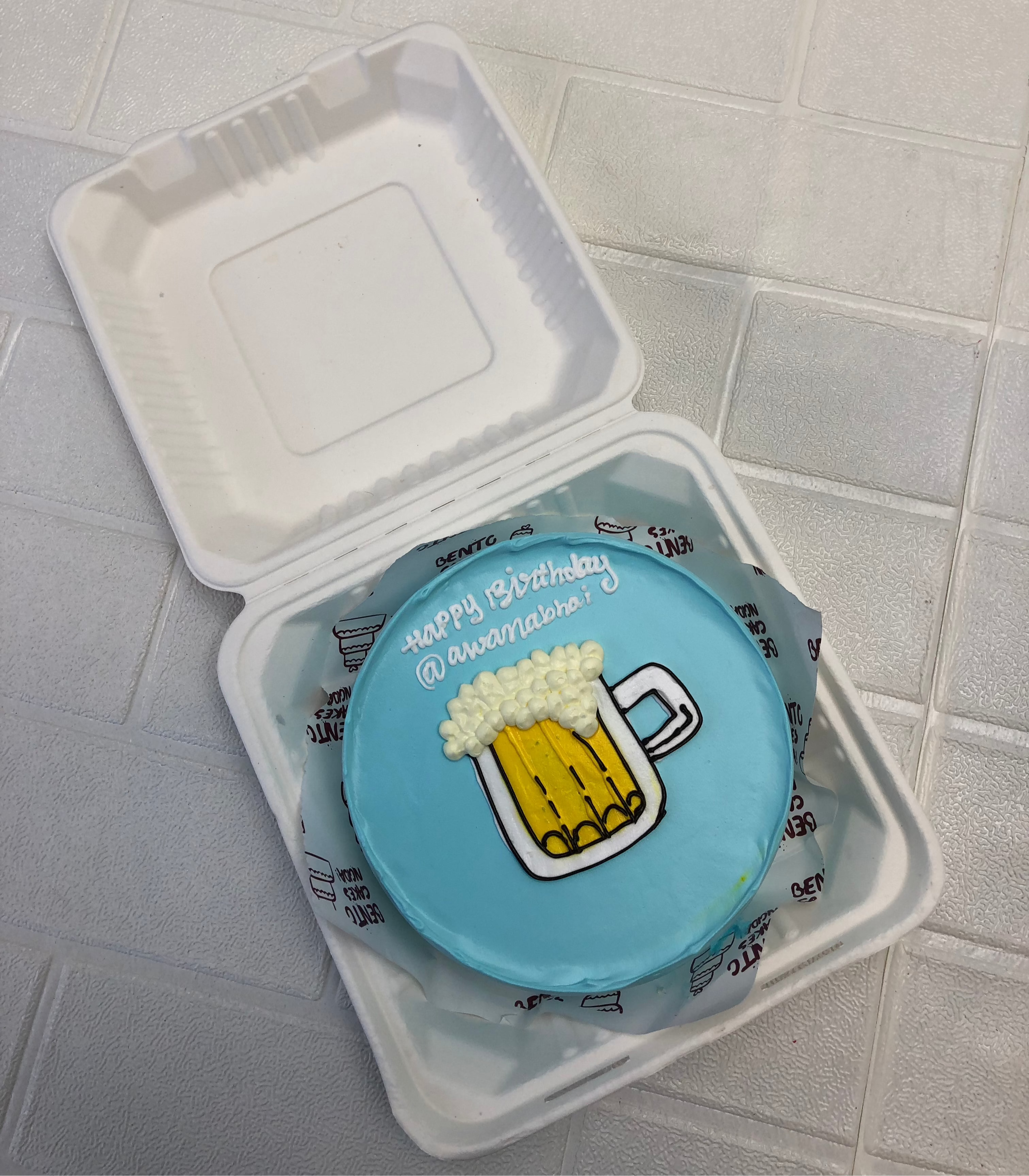 A yellow bear mug is designed on a light blue bento cake for birthday.