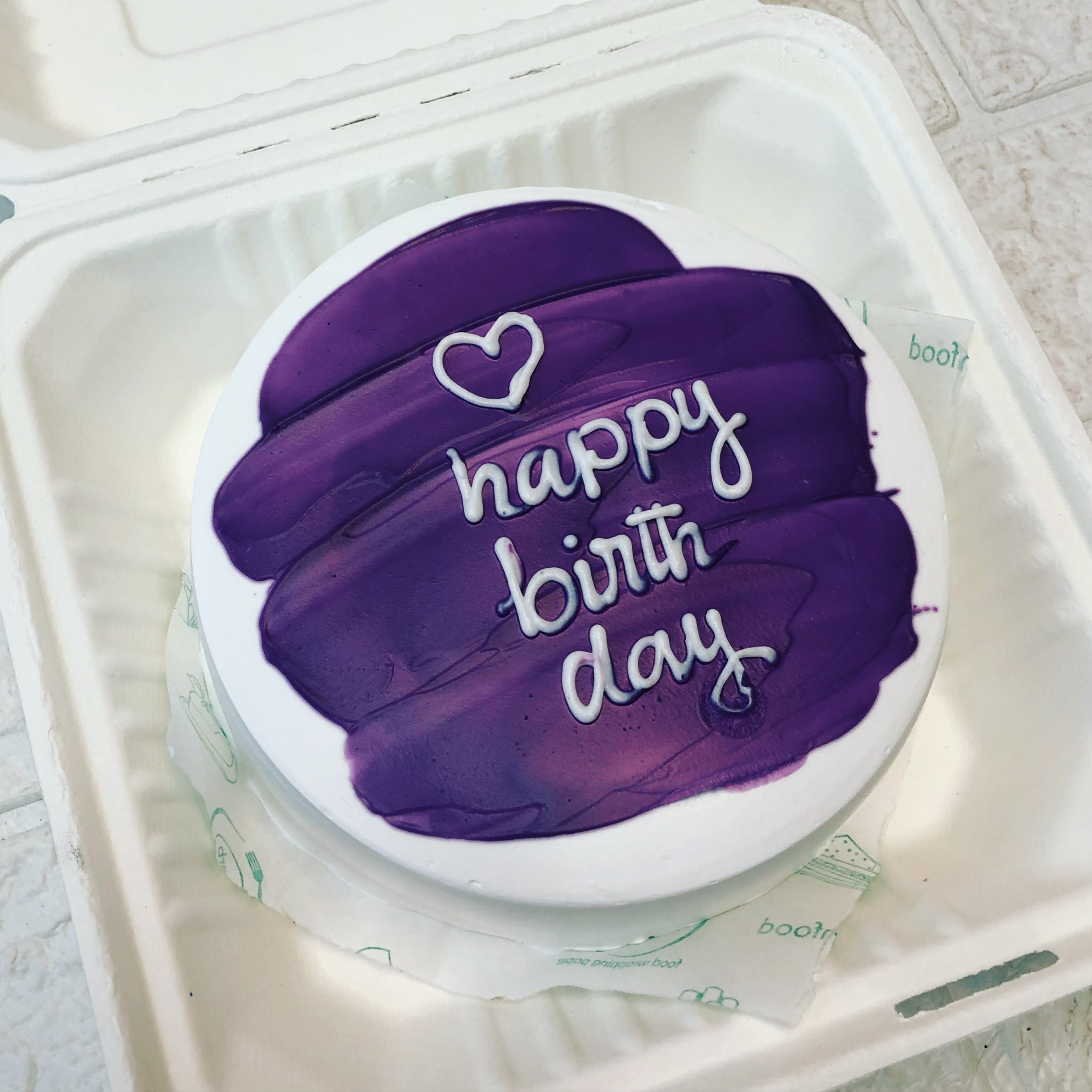 Purple shades design on the cake top in looking very elegant and is offered for birthday and other occasions.