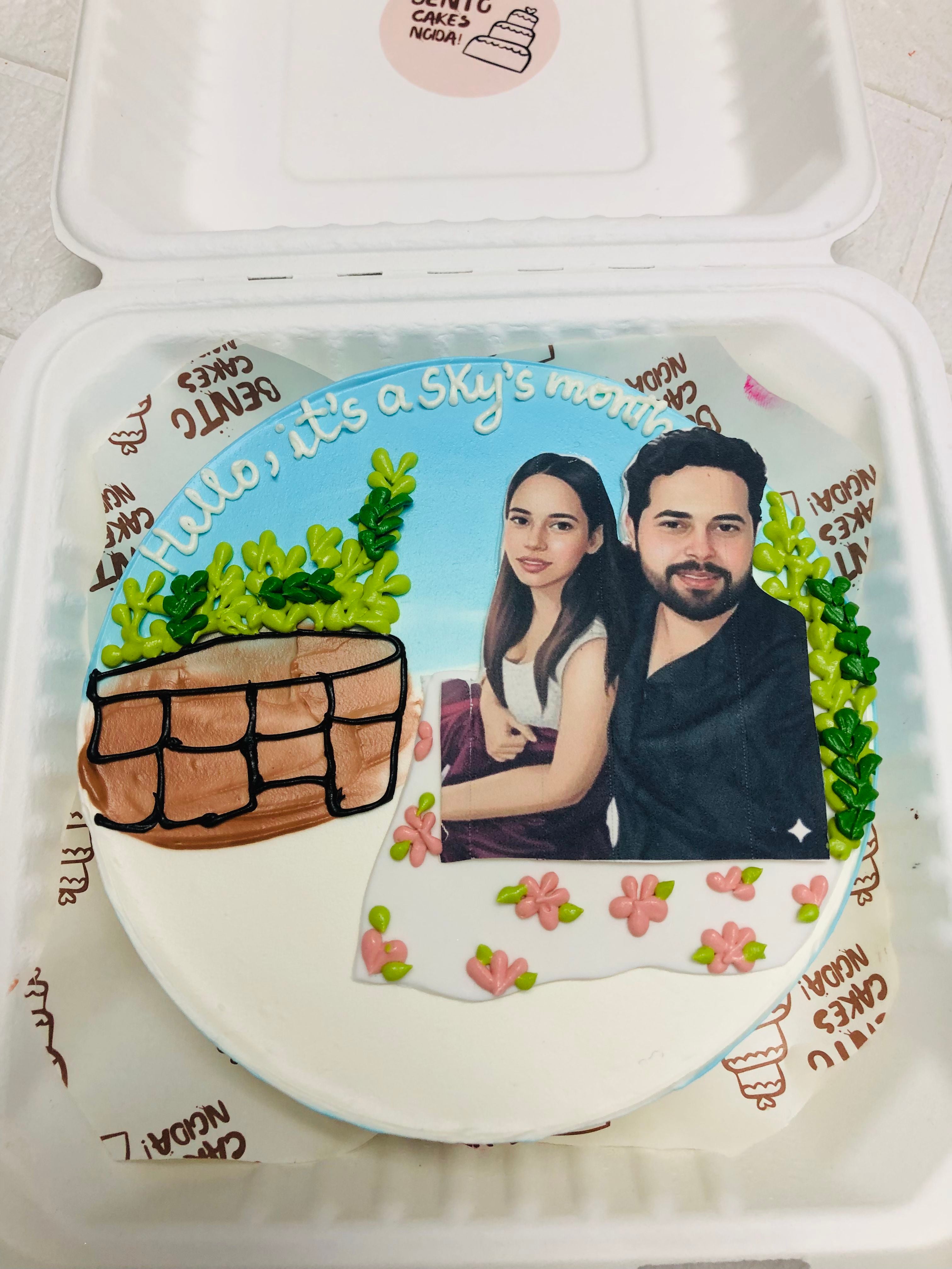 Blue & White Base with Couple Print cake