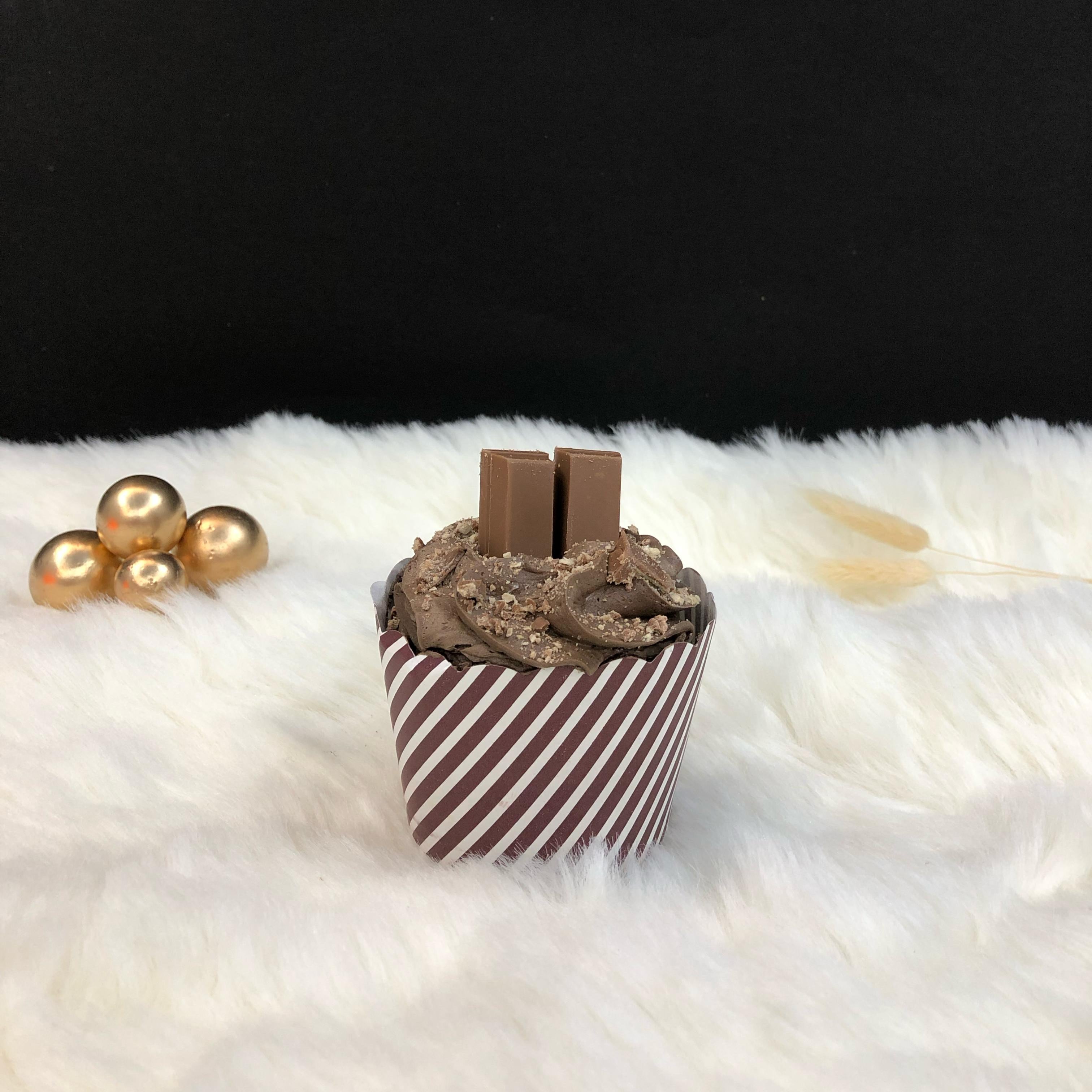 A cup filled with kitkat flavour.