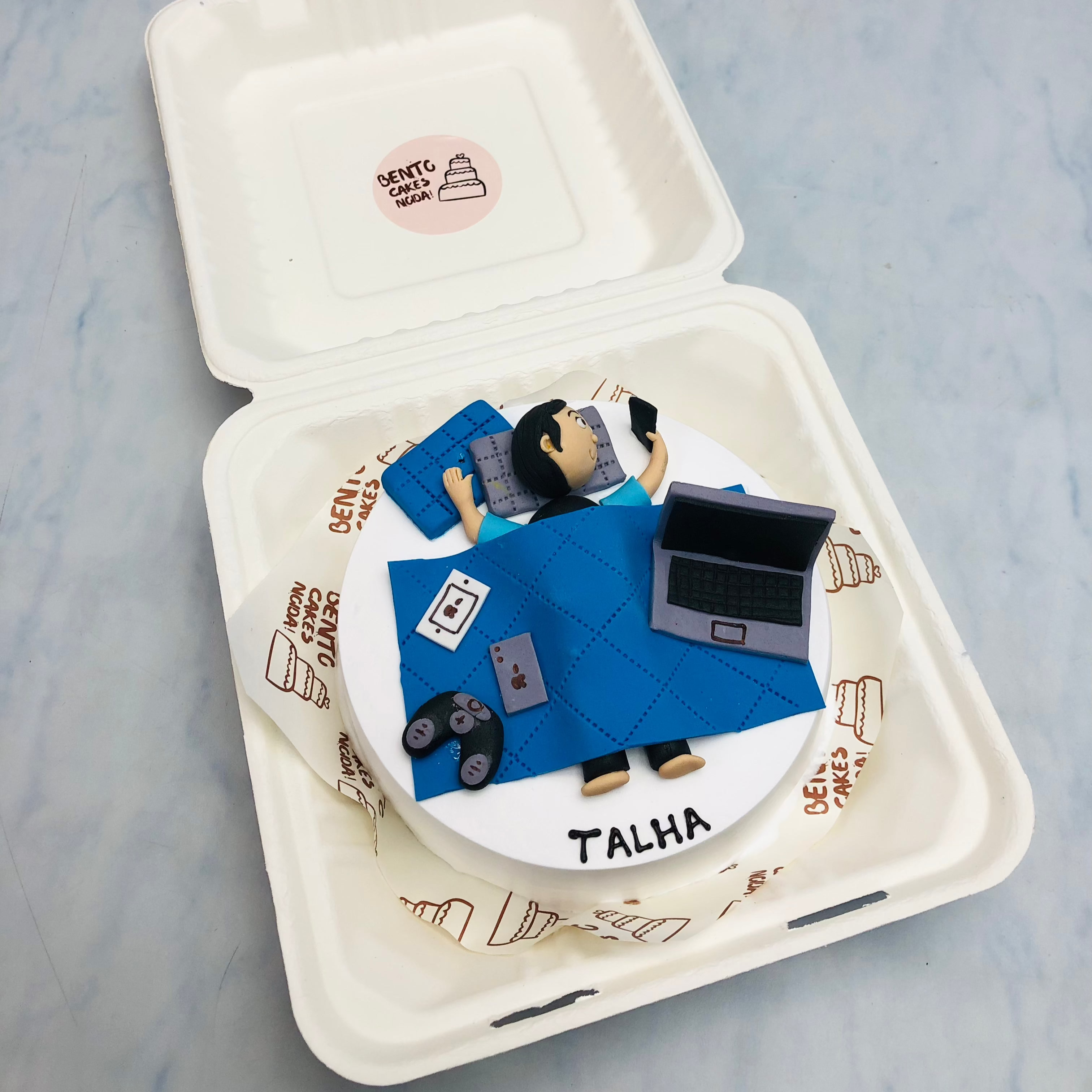 A white color lazy gadget boy theme fondant articles bento cake.