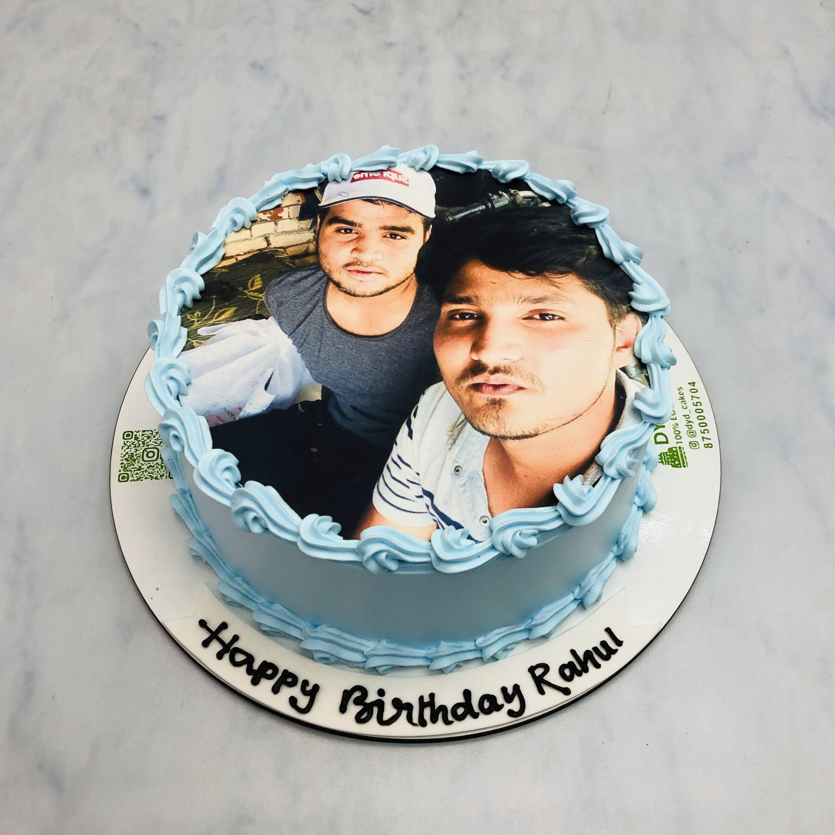 A delicious cake featuring a printed photo of a happy friends, perfect for celebrations and special moments.