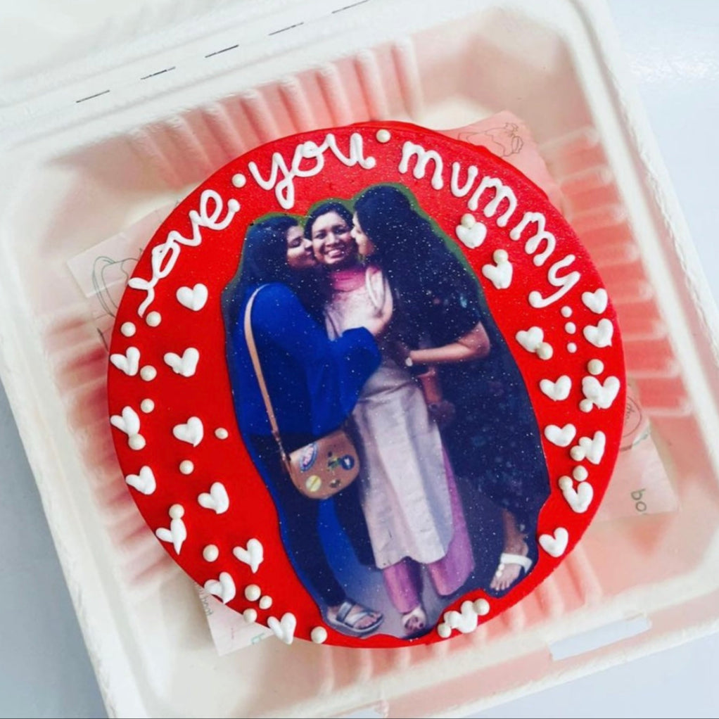 A red and white bento box featuring a charming image of a girls, perfect for gifts or special occasions.
