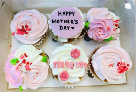 A set of 6 light pink color floral desing cupcakes set for mother's day special occasion.