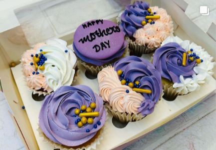 A set of 6 cupcakes in purple and pink color floral design.