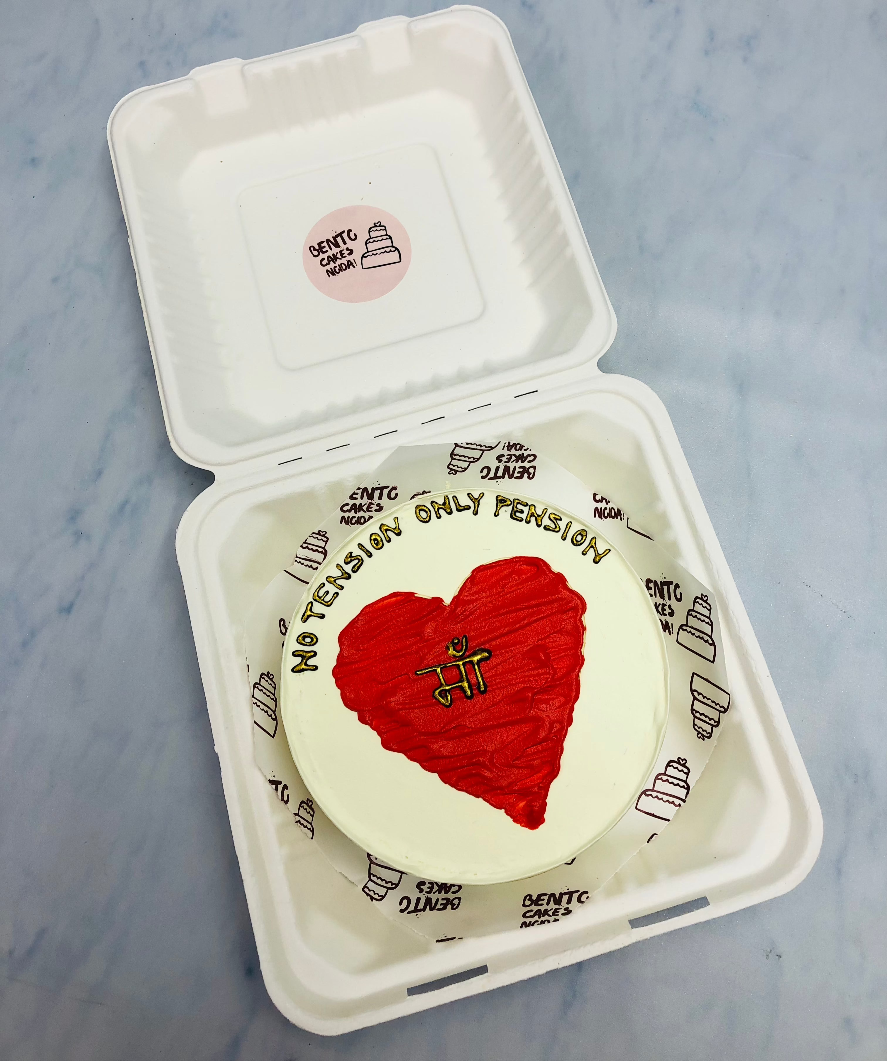 A offwhite bento cake is designed or moms retirement.