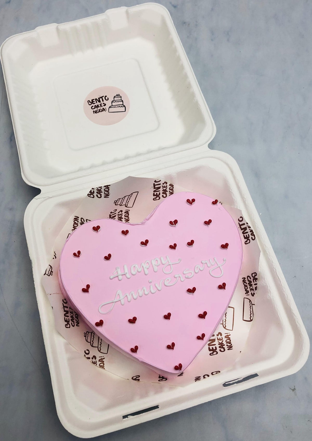 A Pink Anniversary theme heart shape bento cakewith pretty red hearts.