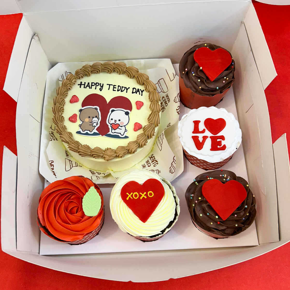 A charming box filled with cupcakes and a bento combo cake for Teddy Day, perfect for a sweet celebration.