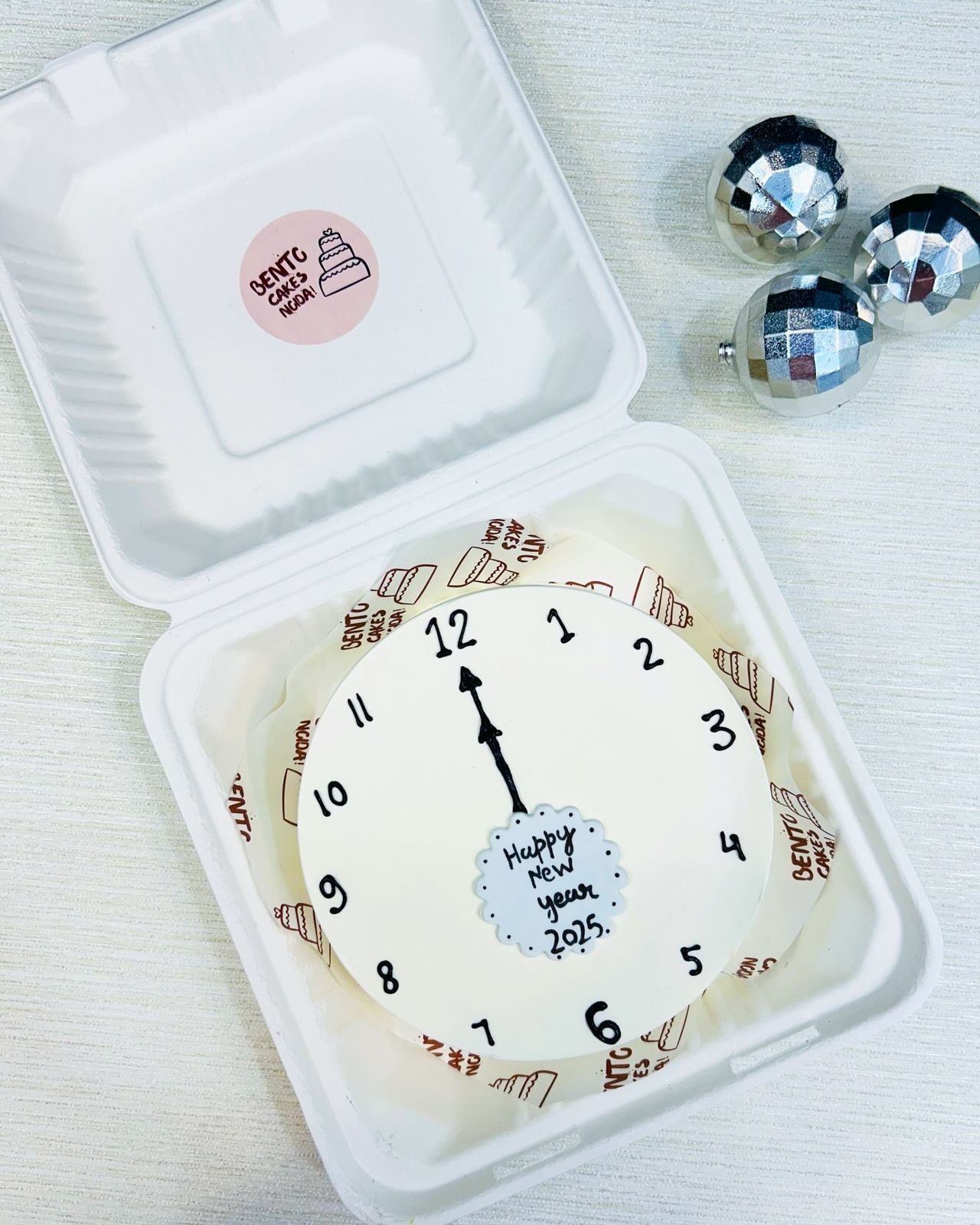 Clock Design New Year 2025 Bento Cake