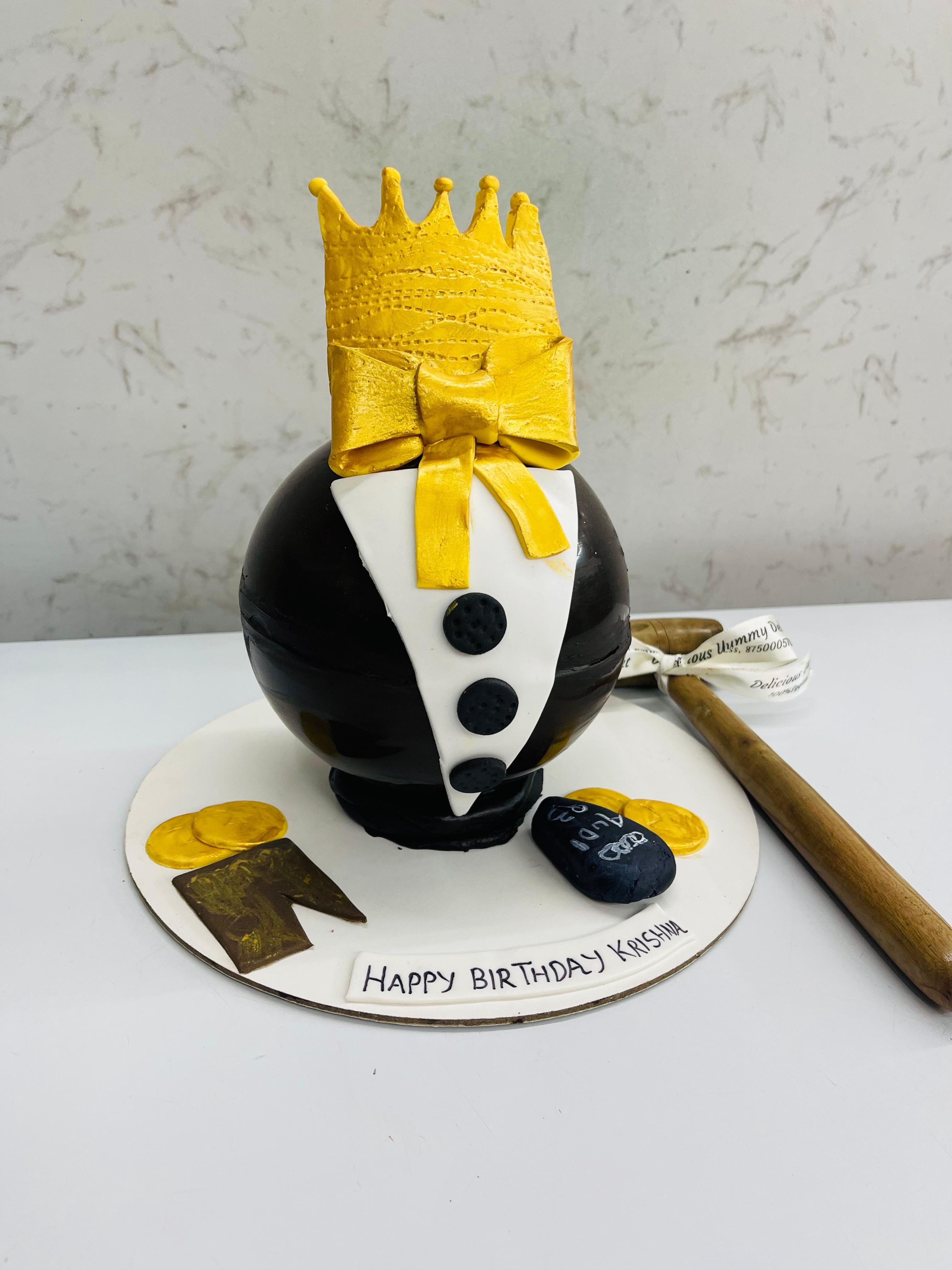 Round King Pinata Cake