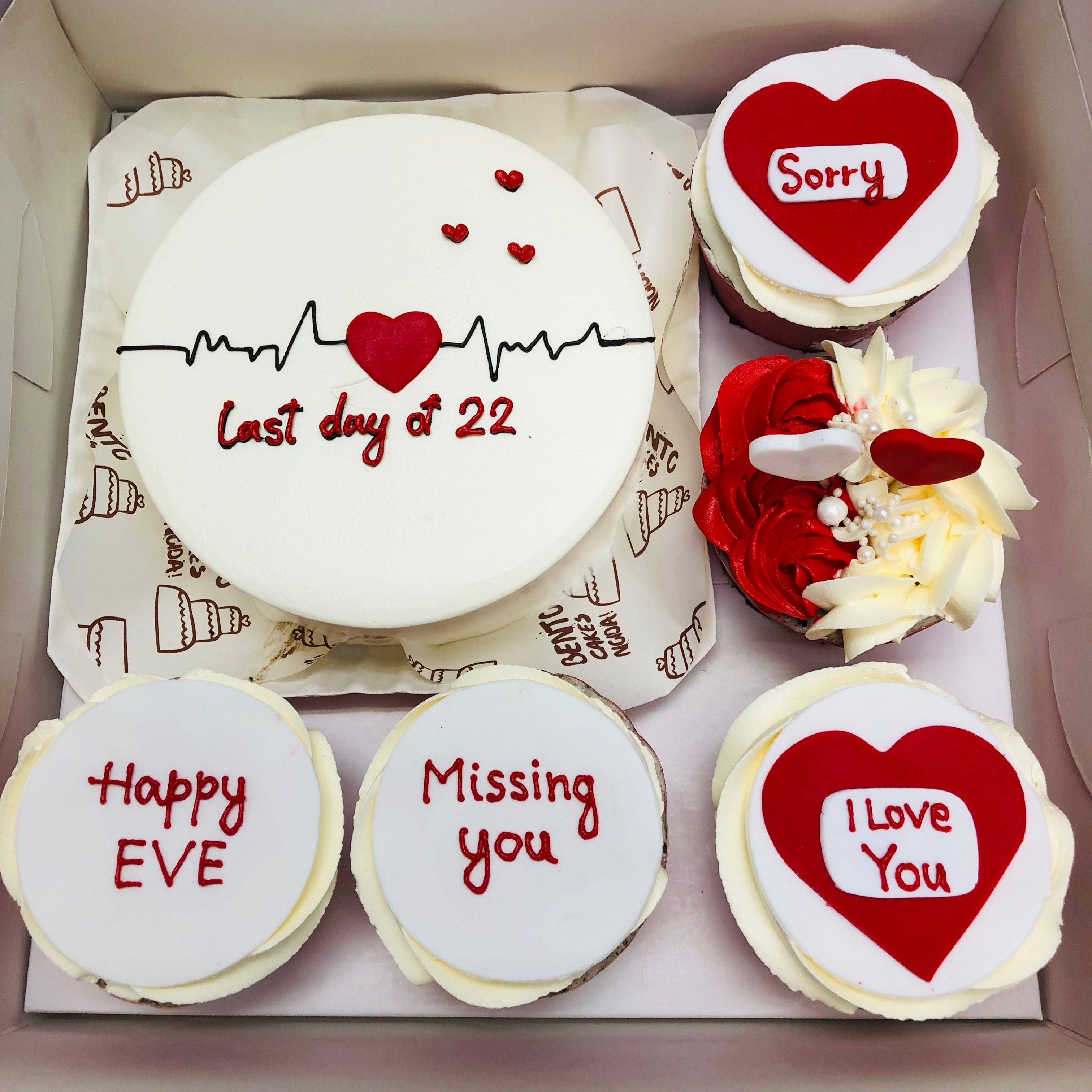 A loveble white bento cake with 5 different designes cupcakes.